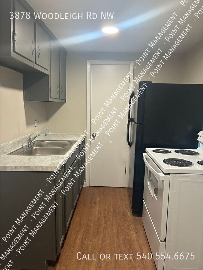 Building Photo - 3878 Woodleigh Rd NW