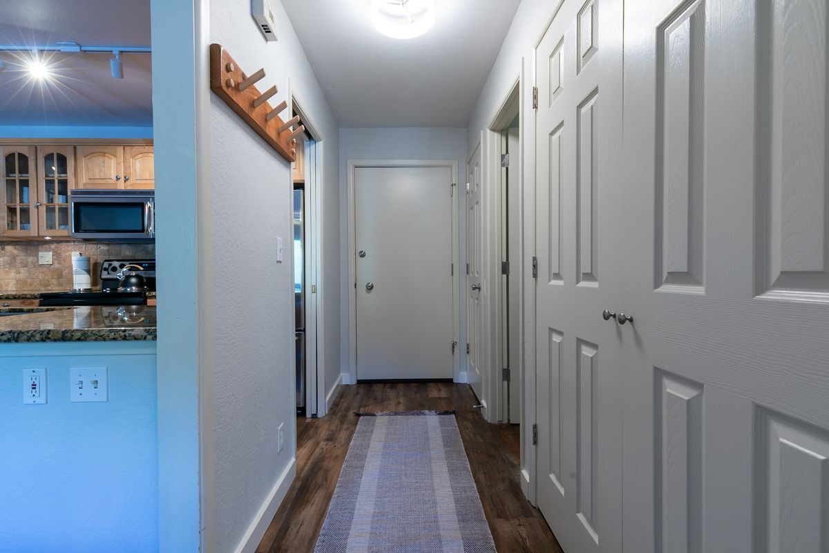 Building Photo - 420 Squaw Creek Rd