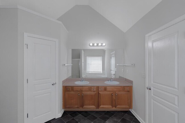 Building Photo - Beautiful large 4-bedroom home