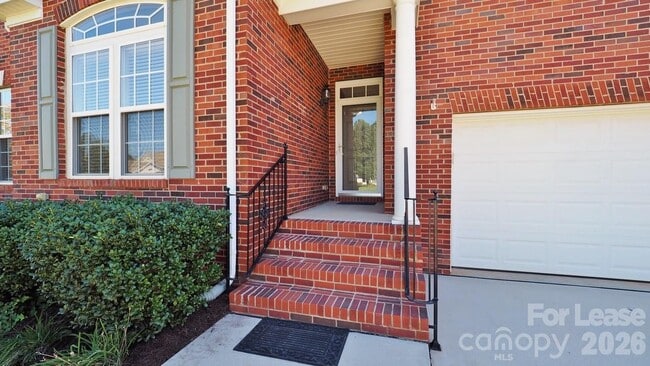 Building Photo - 6860 Lakecrest Ct