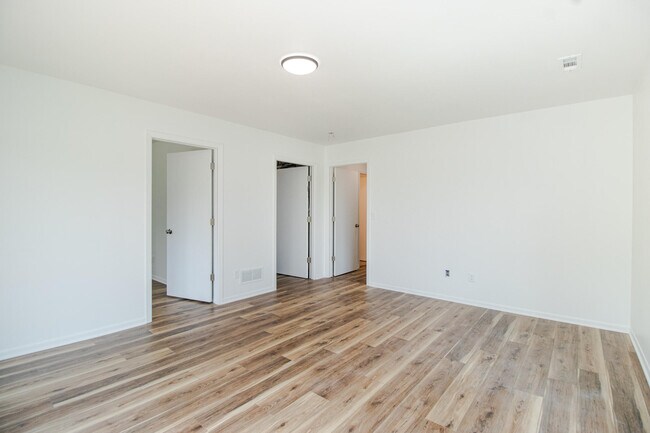 Building Photo - 1410 S River Rd