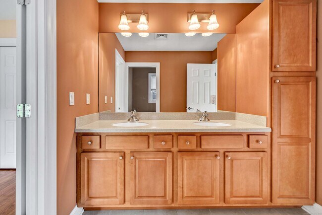 Building Photo - 70 Maple Oak Dr