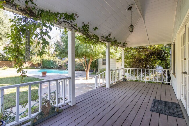 Building Photo - 4668 St Clair Ave