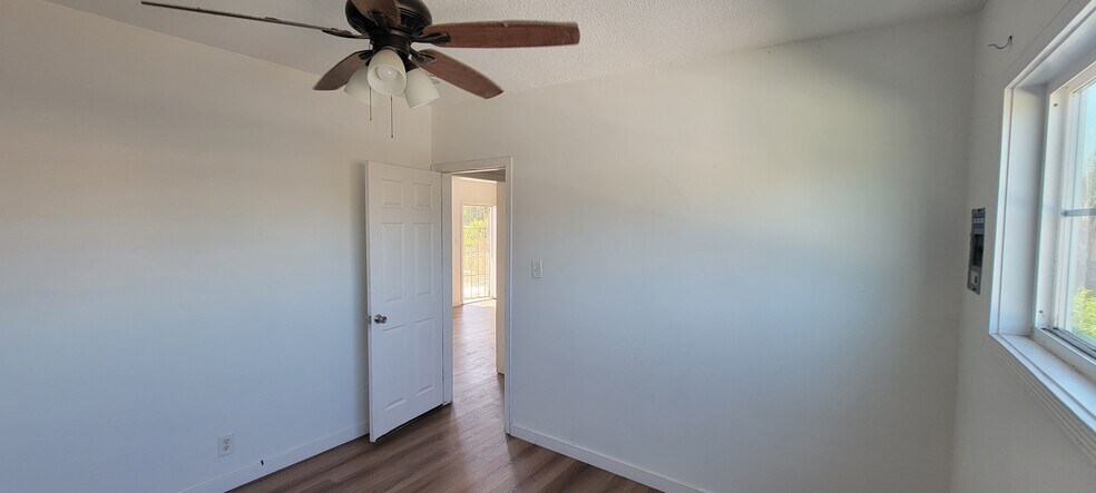 Building Photo - 400 E Hullett St