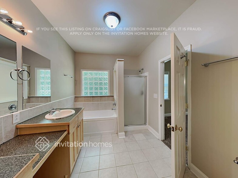 Building Photo - 2611 Meadow Ln