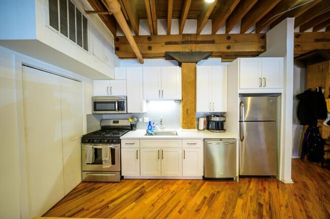 Building Photo - 226 N Clinton St