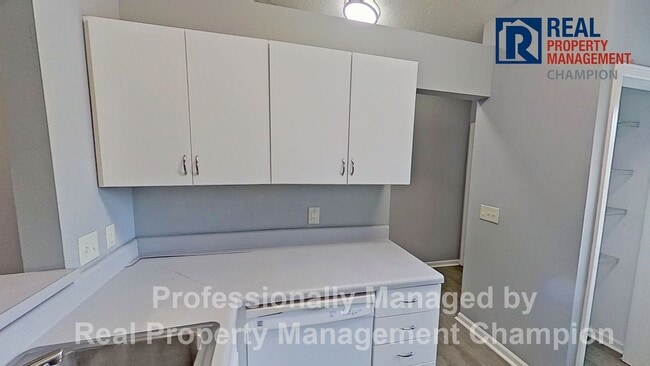Building Photo - 3 BD/2 BA Upper Unit Condo in Hawthorne Park with Move In Special