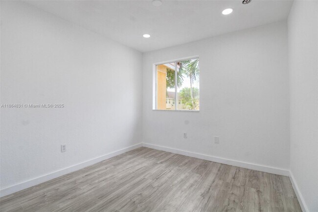 Building Photo - 1543 SE 24th Ct