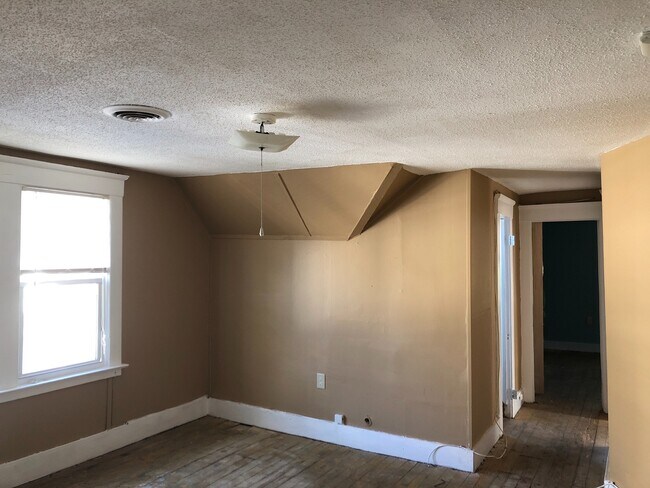 Building Photo - ELM 869-871