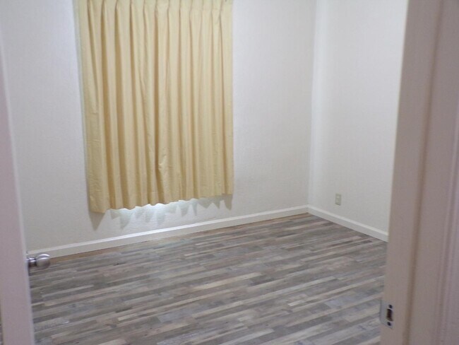 Building Photo - 6939 E Kings Canyon Rd