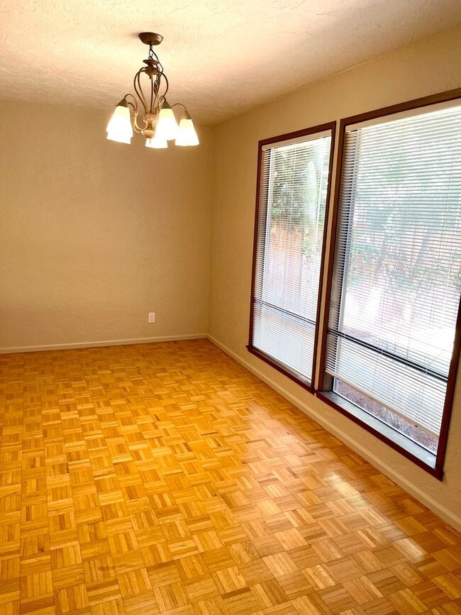 Building Photo - Large Unit! 2-Car Garage Parking! Don't Miss This One!