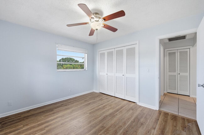 Building Photo - 410 W Palm St