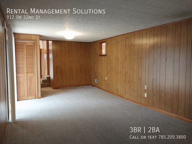Building Photo - *BONUS LIVING ROOM* 912 SW 32nd St- 3 BED/...