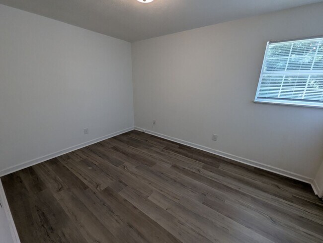 Building Photo - 560/562 Rustwood Dr