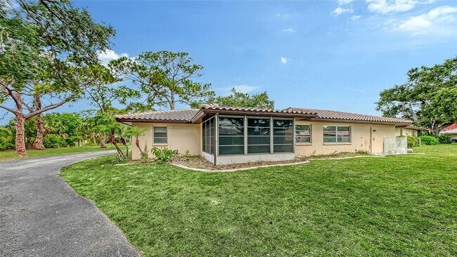 Building Photo - 515 Rousseau Dr
