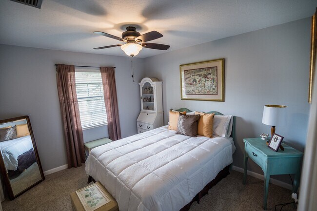 Building Photo - 8647 San Servera Dr E