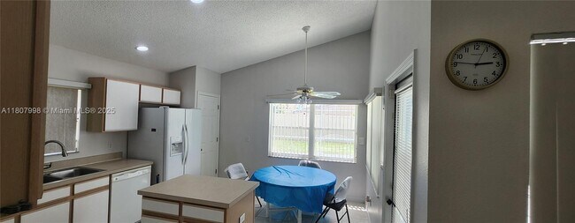 Building Photo - 241 Lockbreeze Dr