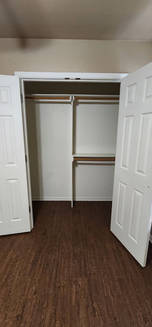 Building Photo - 3 Bedroom 2 Bath off Clear Creek Viewable ...