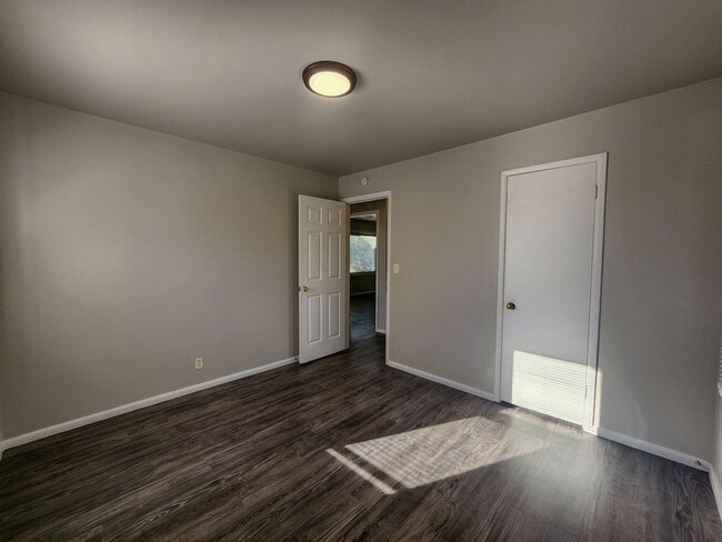 Building Photo - Cute 2 bed 1 bath house with 1 car garage