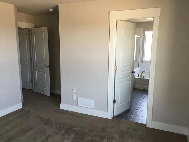 Building Photo - 5162 Yosemite Way
