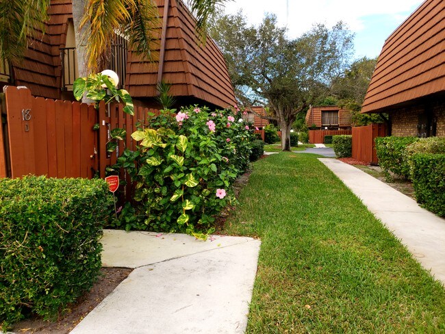 Building Photo - 1440 N Lawnwood Cir