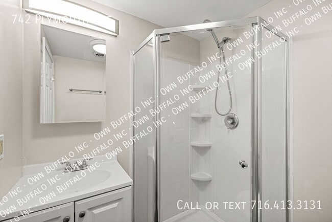 Building Photo - 742 Plymouth Ave