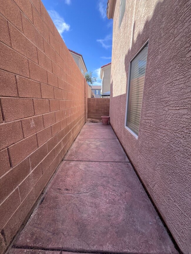 Building Photo - MOVE IN TODAY! 3 bed 2.5 bath home in the ...