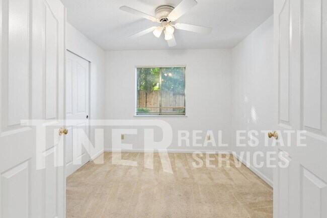 Building Photo - Spacious Home in Desireable Highland Hill ...