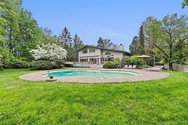 Building Photo - 25 Laurus Ln