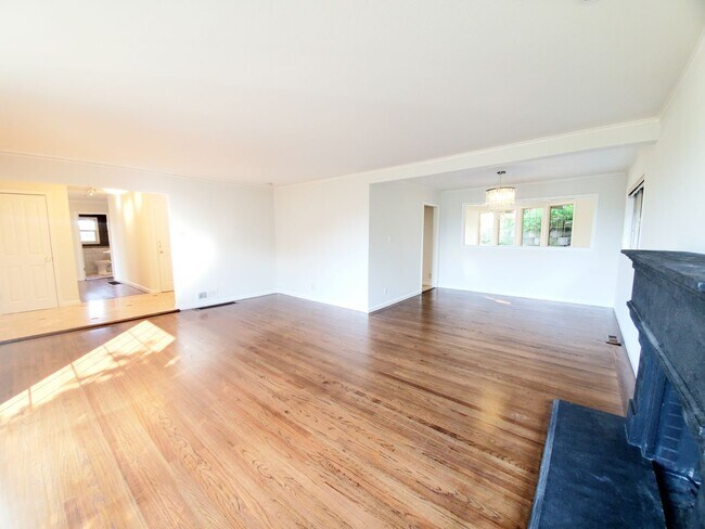 Building Photo - Hillsborough home with Bay views