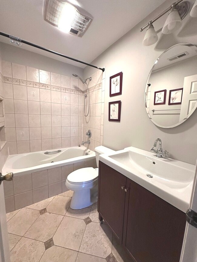 Building Photo - 1581 Quaker Ln