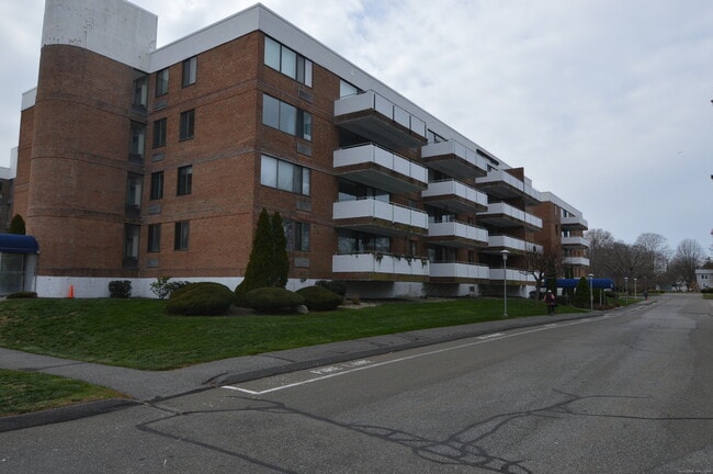 Building Photo - 1460 Elm St