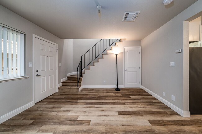 Building Photo - ** $1500 Off First Month's Rent!** Renovat...