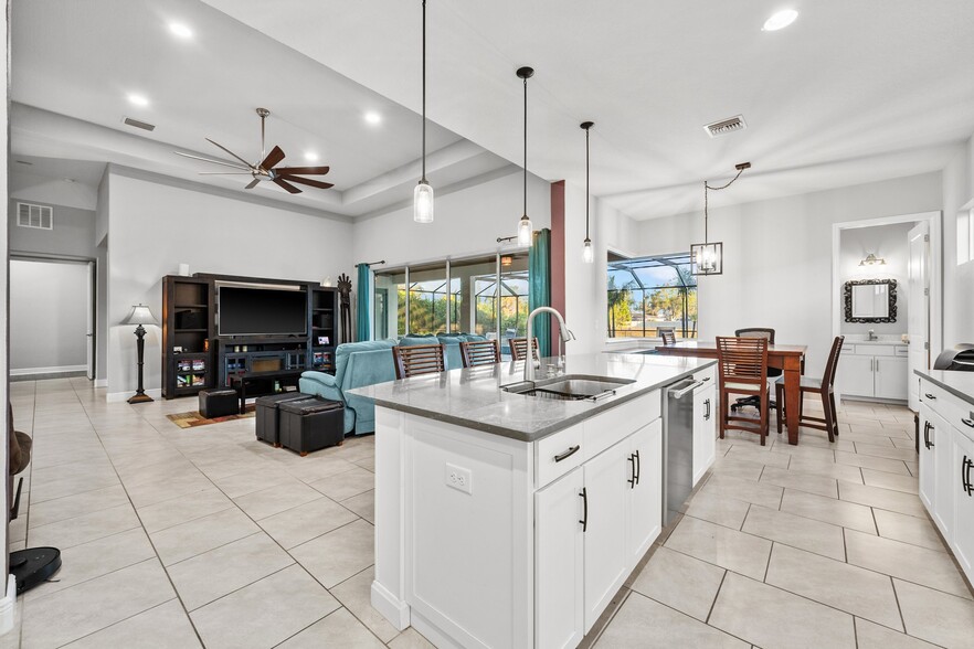 Building Photo - 7484 Ripetta St