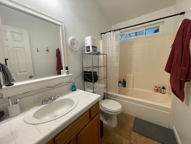 Building Photo - Fantastic East Davis 3 bedroom available for summer move in!