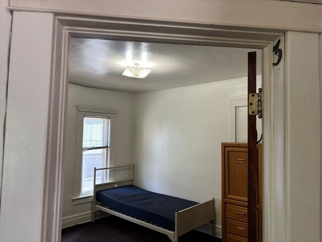 Building Photo - 524 S Forest Ave