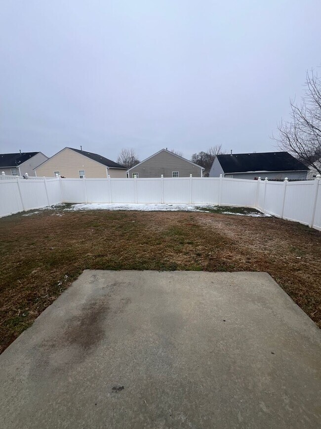 Building Photo - Charlotte Home for Rent (4 beds, 2.5 Baths)