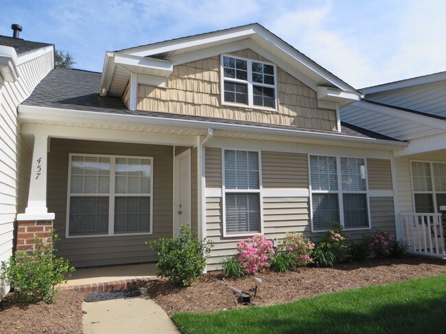 Building Photo - Super Cute 2 bedroom 2 bath townhome In Ro...