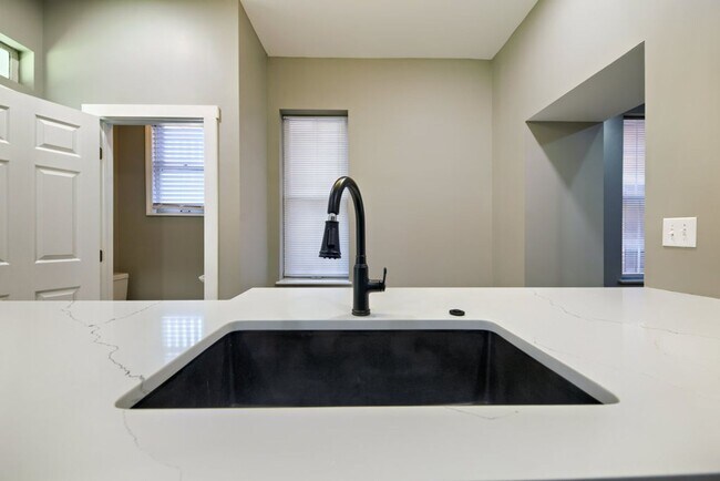 Building Photo - E Lincoln St 59-61 MLR