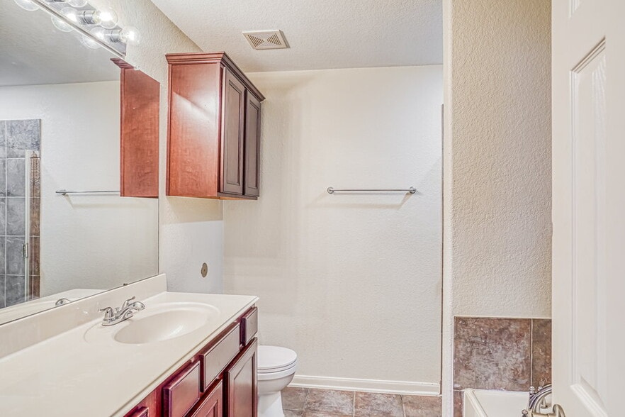 Building Photo - 2219 Diamond Crest Dr