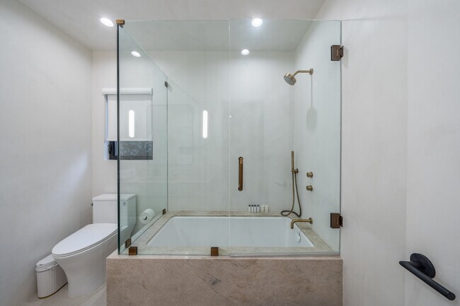 Building Photo - 2221 Bowmont Dr