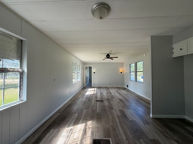 Building Photo - Spacious 3/2 available now!