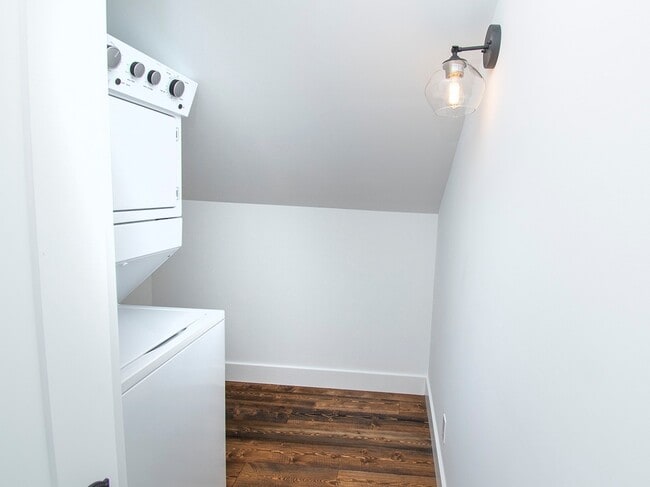 Building Photo - Expansive Loft-Style Carriage House in Private Haller Lake Estate