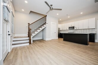 Building Photo - 616 Linwood Ave NE