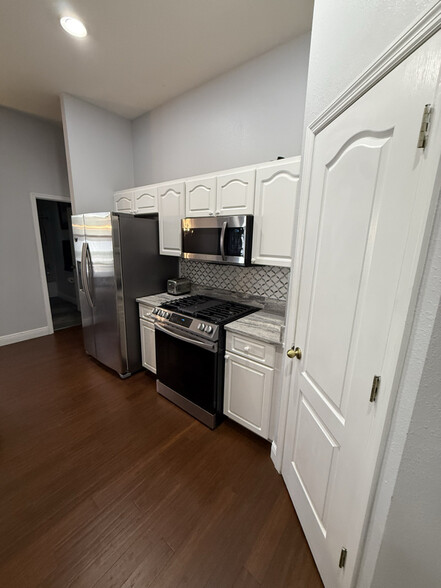 Building Photo - 6817 Regents Village Way