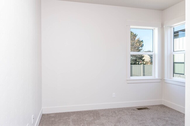 Building Photo - 270 E Rosalyn Dr