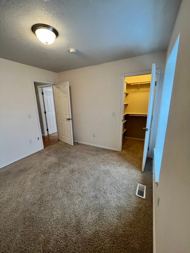 Building Photo - 515 Sawtooth St