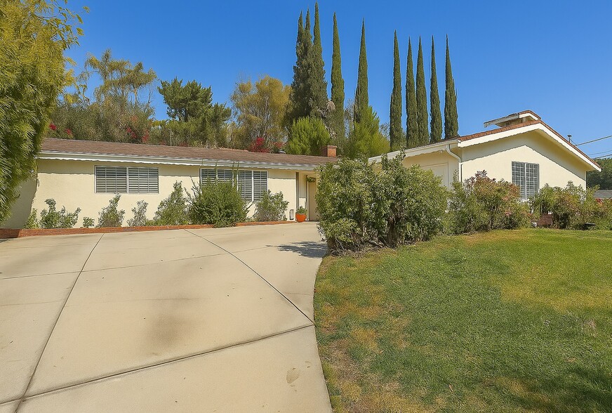 Primary Photo - 5716 Comanche Ave