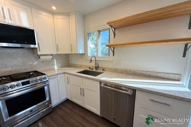 Building Photo - Bright 2 Bedroom, 1.5 Bathroom Home with O...