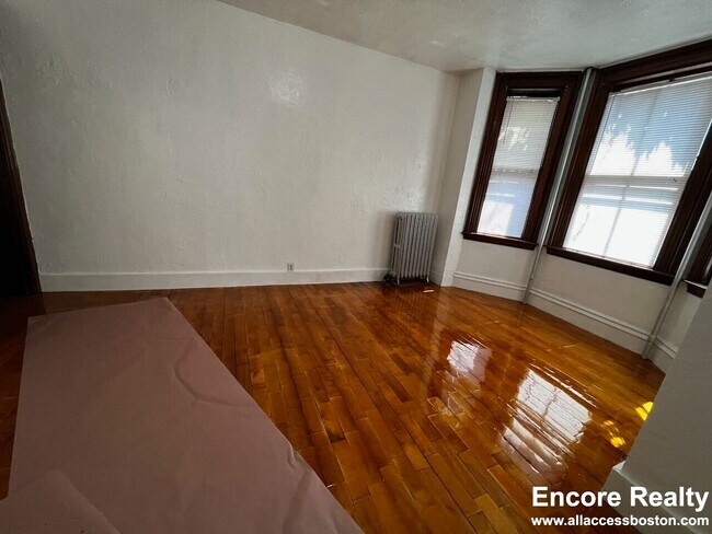 Building Photo - 4 Adella Pl